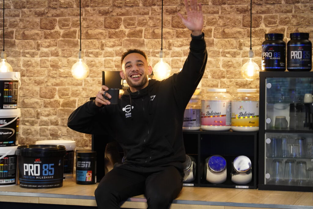 Personal Trainer Jessy zegt hallo in de Privé studio.