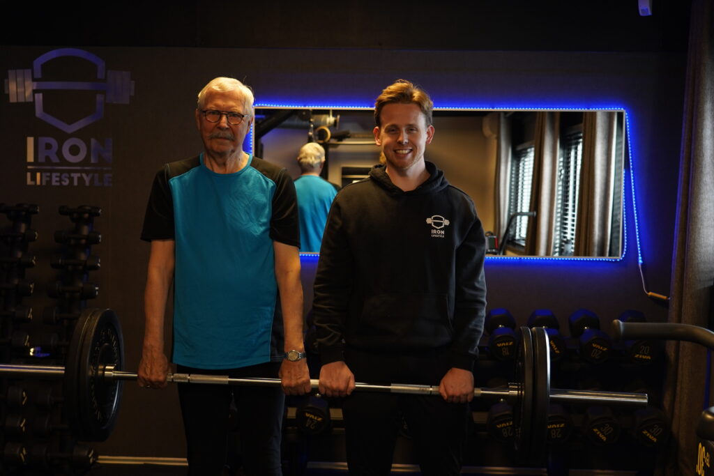 Personal trainer in actie in de privé gym van Iron Lifestyle in Apeldoorn