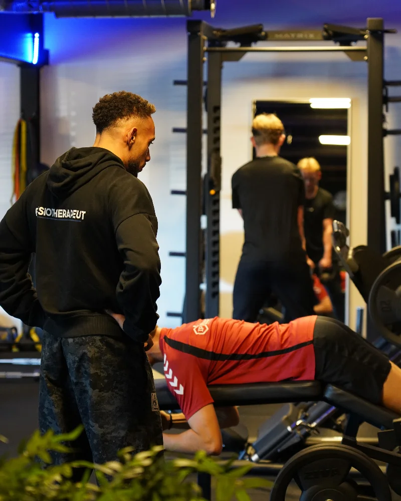 Fysiotherapeut Jessy Apeldoorn in een sessie