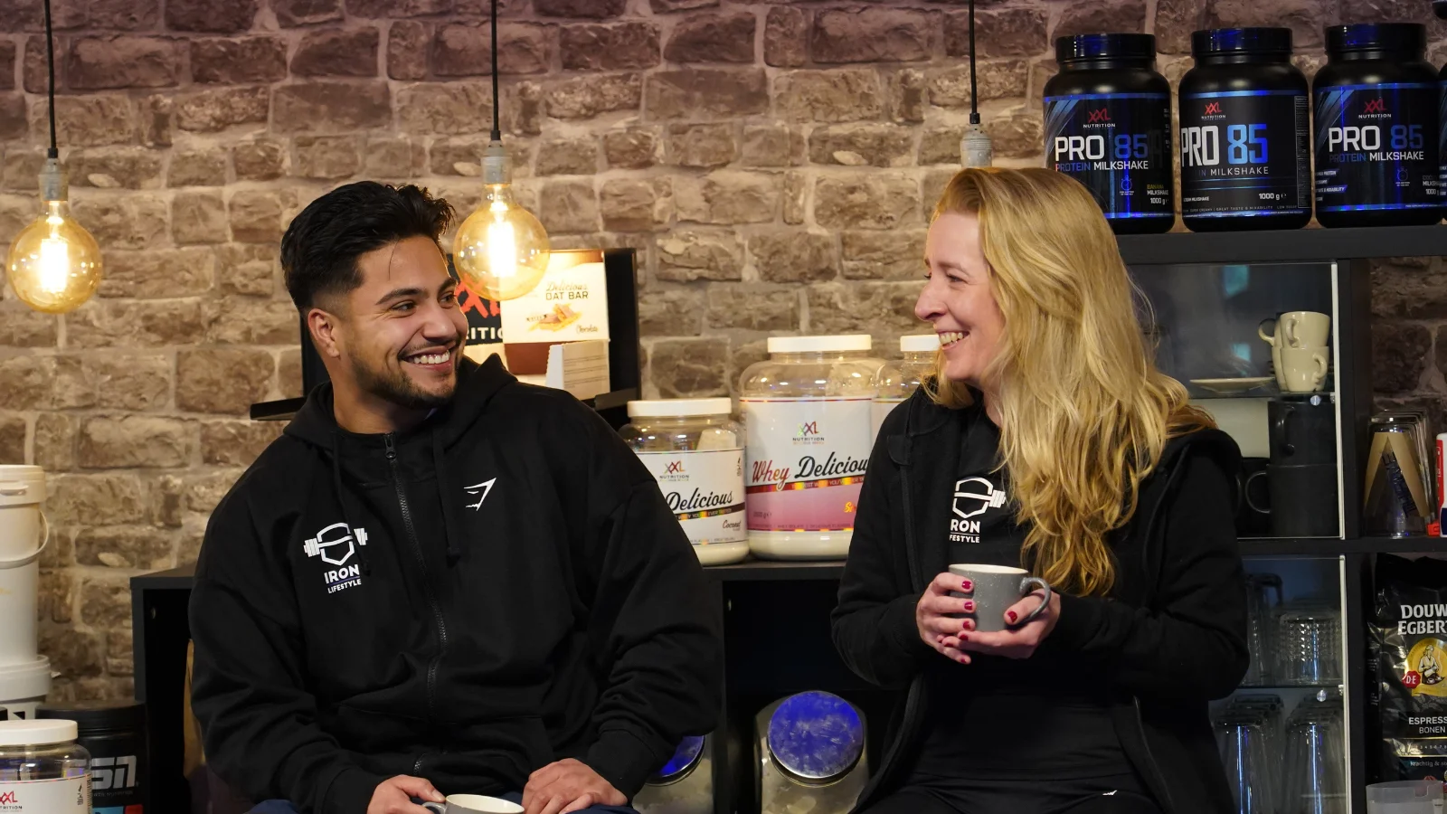 Personal Trainers lachen naar elkaar