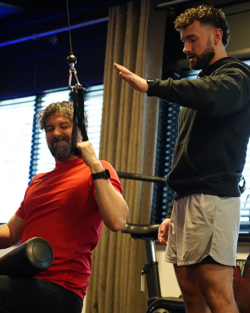 Personal Trainer Roel geeft training aan cliént in apeldoorn