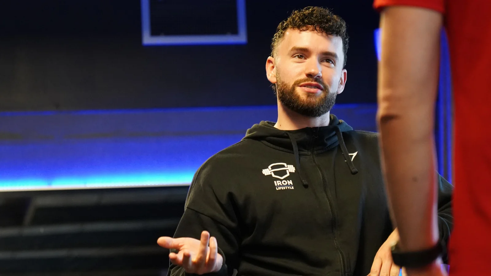 Roel geeft voedingsadvies aan klant