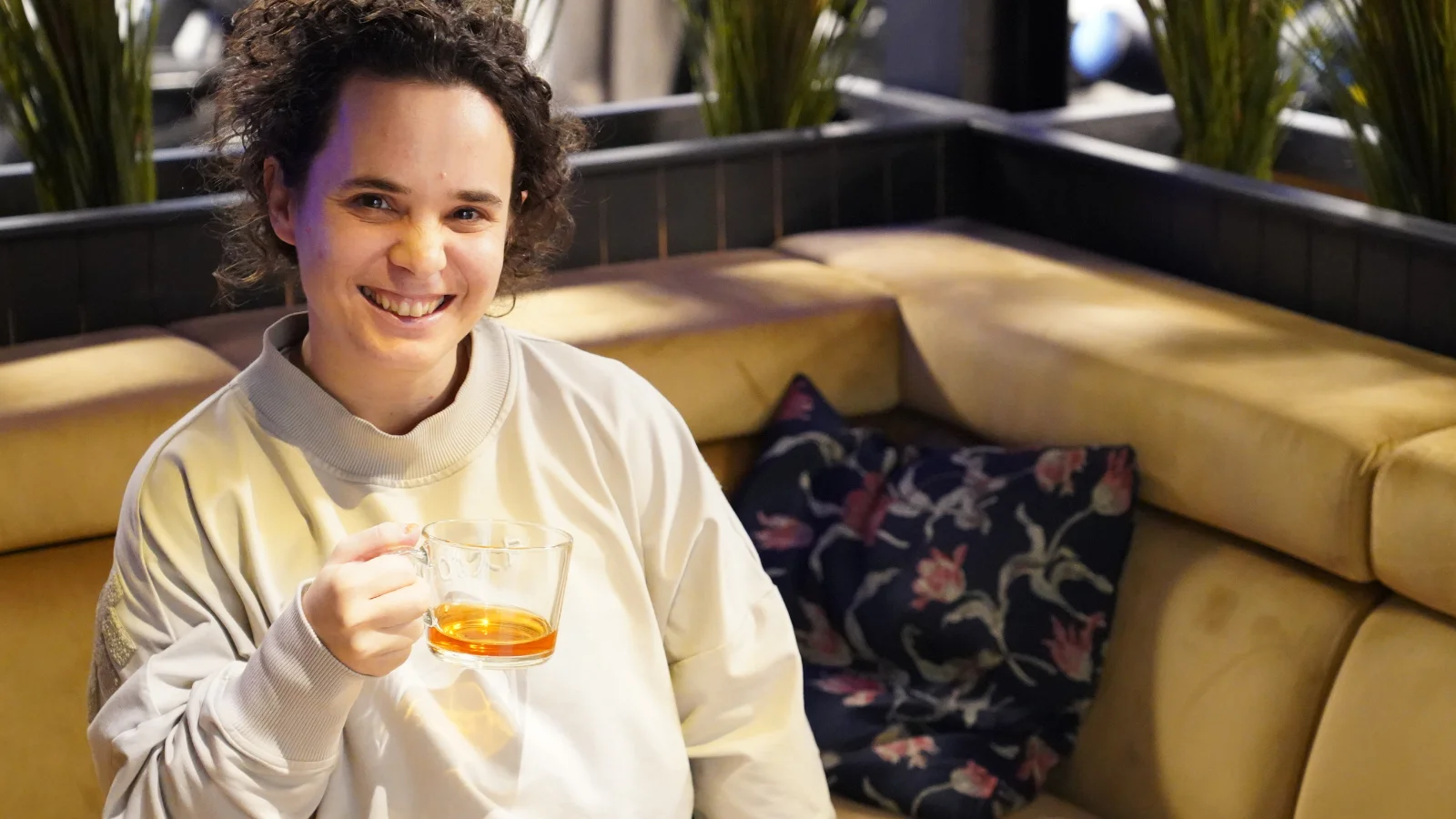 Cliënt Simone drink een kopje thee bij Personal Training